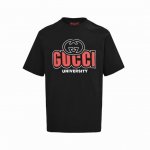 gucci 古驰 25Ss 胸前字母印花短袖 高端绒面发泡印花工艺 三标齐全 ，黑白双色，280克高克重全棉。手感超好，做工细致，厚度适中，男女同款。 颜色：黑