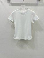 Miumi*25春夏新品胸前刺绣字母短袖上衣 进口高支精梳纯棉面料质感超赞 气质少女风减龄甜美气息 随意搭配牛仔裤半裙都好看 版型上身修身显瘦 百搭大气又好穿
