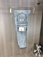 moncler 蒙口 2025春夏最新推出男士牛仔裤新品！重工水洗牛仔面料，定制面料和一般牛仔布料比起来，更加柔软舒适！超重工洗水工艺 双工艺洗水 整条裤子，手