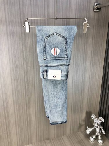 moncler 蒙口 2025春夏最新推出男士牛仔裤新品！重工水洗牛仔面料，定制面料和一般牛仔布料比起来，更加柔软舒适！超重工洗水工艺 双工艺洗水 整条裤子，手