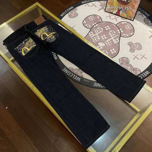 上新， EVISU 春夏新款 男士织锦海鸥嵌条多口袋直筒窄脚牛仔裤子 VISU的修身牛仔裤有一种独特的自然魅力，后袋分别绣上家花刺绣和经典商标装饰。搭配简约T恤