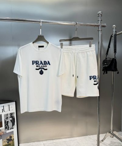 上衣 裤子 prada*25S夏季新款运动休闲五分短裤可搭配套装.侧身无缝设计.prada蓝色精致绣花.凸凹感十足.层次分明 基础休闲的松紧腰五分裤版型裁剪 上
