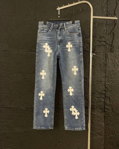 款号：K051 上新！Chrome Heart克罗心十字架拼皮牛仔裤，潮人必备单品来袭。 运用顶级重工洗水工艺，让每一处纹理都散发着复古韵味，上身质感十足。小牛