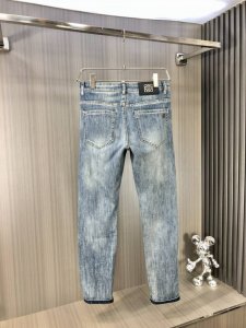 Loewe 罗意威 2025春夏最新推出男士牛仔裤新品 重工水洗牛仔面料 定制面料和一般牛仔布料比起来 更加柔软舒适 超重工洗水工艺 双工艺洗水 整条裤子 手感