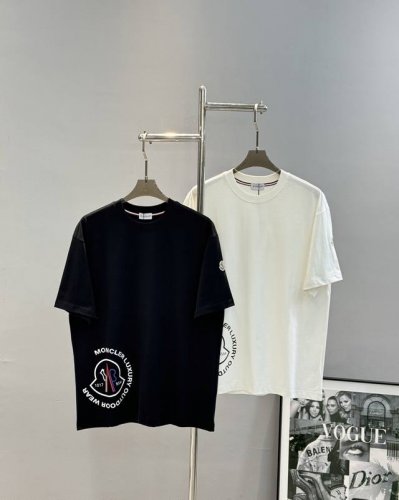 Moncle*蒙-口25S新款潮牌T恤.男女同款！袖口经典小帽子精致章仔.下摆经典款式烫画设计.耐看时尚.260G纯棉面料，顶级元素融合打造经典T恤.三标齐！颜