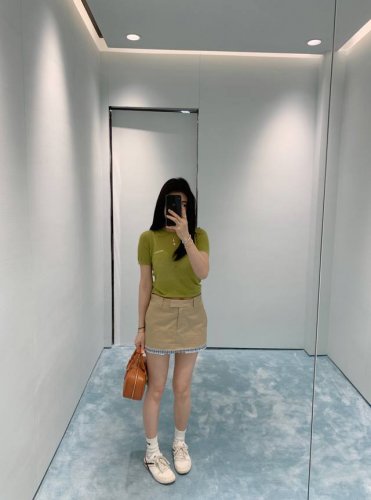 外套 短裙 Miumi* 25Ss早春新款 复古文艺风卡其色拉链夹克外套短裙。原版开发！高版出品！天蓝色格纹翻领可拆卸。假两件拼接设计！宽松廓形剪裁版型百搭不挑
