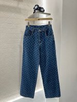 Louis Vuitto*2025新品上架 激光直筒长裤 定制Yb斜纹棉牛仔材质 激光工艺处理 质感高级 穿搭时髦 高腰系扣阔腿长裤设计 通体满印四叶草元素和字