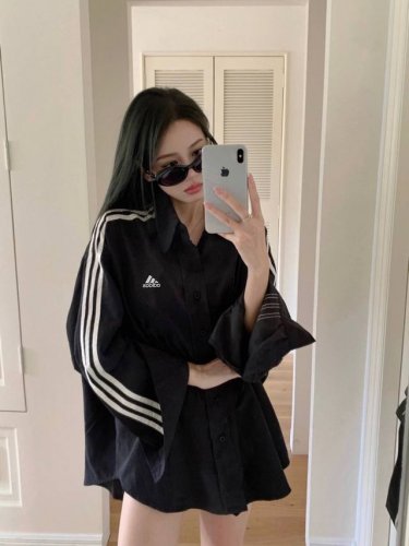 adidas阿迪达斯 三条杠百搭品质衬衫情侣款 color: 黑色 Size: M-Xl m 肩宽49 胸围114 衣长69 Cm l 肩宽50 胸围120 衣
