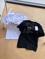 供 Nike X 王嘉尔联名 手绘大眼睛钩子短袖Tee男女同款 m~Xxl 黑色 白色 220克的精梳纯棉面料 这简约的勾勾配上独特眼睛图案 王嘉尔X耐克联名系
