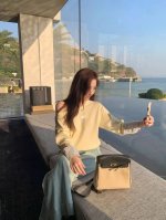 120！Miu Miu缪缪 姐妹们！Miu Miu 2025 春季王炸单品来了！这款衬衫袖假两件针织衫简直是法式慵懒与高级感的完美碰撞！ 设计亮点 假两件叠穿设