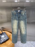 迪家 Dior复古风牛仔裤 经典与个性的融合 深蓝色牛仔面料，自然的磨白和做旧效果，复古氛围感直接拉满。膝盖处独特的拼接设计，增添了几分不羁的个性。 整体版型舒