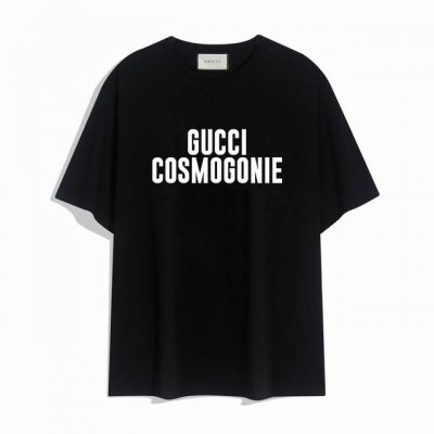 Gucci字母印花短袖T恤,设计看起来满满的高街范儿 版型剪裁特别有讲究 上身很洋气显瘦内搭外穿都看高密针织圆领设计 平整简约 亲肤透爽 T恤面料的柔软性舒适性