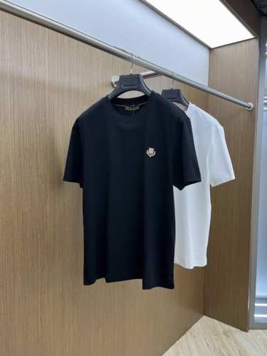 Lp 独家首发 25早春新款短袖 男士日常出门闭眼搭 高级定制面料短袖T恤 魅力在于创造了简约奢华感的时尚,随意搭配感受英式风格独特气质. 宽松的版型展现出休闲