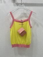 Miu Mi*25新品拼接撞色胸前Logo刺绣 小吊带 饰以高品质刺绣工艺 高版出品！新款马克龙色系超高辨识度 ，面料高密度 有质感 清雅脱俗 减龄柔美 一件成
