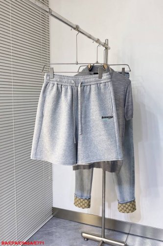 E771 Ba巴黎世家 25夏新款短裤 这款极简表达现代态度。面布63.1%棉36.9聚酯倩维 超薄复合面料 整体更显质感有力 承载创新精神， 标志性的涂珐琅徽