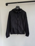 Mon25春夏新款侧袖立体印花标识科技织物撞色连帽夹克外套出货抽绳帽兜醒目于众的运动休闲设计 抗皱防风防晒防水,透气舒适无闷热感.防水拉链弹力袖口 充满阳光活力