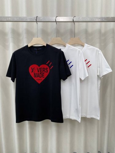 lv新款正面Logo短袖T恤，Zg同款，胸前提升品牌格调演绎品牌辨识度，满满的品牌精良设计，采用定制80支双股丝光棉面料；黑色 白色 S～Xxxl；