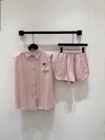 上新25Ss Miu新款套装韩国进口肌理感棉麻垫肩套装 手感无敌舒适 亲肤度也拉满 定制料 谁穿谁知道 满满的松弛和慵懒感 三色 Sml