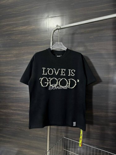 款号：He231 Goodbrand-字母串珠刺绣圆领短袖 面料采用280克双股双纱纯棉面料，手感舒适柔软，上身舒适透气，领口采用同缸同色罗纹，不紧绷，不变形，