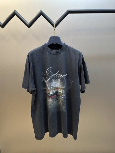 巴黎世家 帆船印花短袖 洗水做旧，面料采用较粗纱线制成的平纹结构，并且具有复古风格。平纹是一种基本的织物结构，特点是经纬纱线交织频繁，织物外观平整、纹理清晰,手