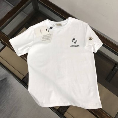 蒙口 24Ss夏季新款圆领短袖T恤 高端纯棉面料 手感质感都极完美 修身裁剪设计干净利落 时尚又好看 走线做工非常精致 版型效果超赞 而且透气性能超强 任何年龄