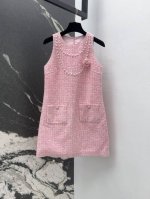 c家 25Ss 春夏新品高级减龄樱花粉无袖连衣裙 编织粗花呢面料粉嫩粉嫩的简直自带优雅感 令人心动的温柔小香风 定制珍珠镶边非常精美 立体花朵点缀上身自带高贵气