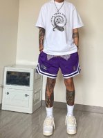 上新！范思哲经典短袖T恤，标志Logo极简的设计转化为服装语言，就如这件基础短袖T恤，有着极其细腻的面料质感，平淡中无处不透入极简高级质感！ 简单、个性、品牌辨