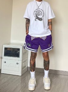 上新！范思哲经典短袖T恤，标志Logo极简的设计转化为服装语言，就如这件基础短袖T恤，有着极其细腻的面料质感，平淡中无处不透入极简高级质感！ 简单、个性、品牌辨
