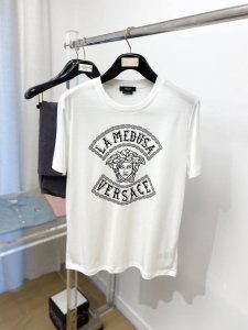 范思哲 2025最新款短袖T恤 帅气时尚 胸前顶级印花图案字母Logo 简约百搭款 面料棉 不仅挺括 保持潮流的廓形 又穿着舒适 纱织更细腻 码数M-3Xl