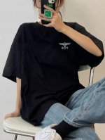 Boy小翅膀基础印花高街短袖T恤。2 克双纱纯棉面料 舒适透气 定织定染已进行高温环缩水，降低缩水率的同时使得手感更柔软舒适# 全棉斜纹贴布工艺 版型超正！#