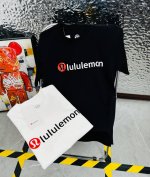 Lululemon 露露25夏季新款印花休闲宽松情侣款 短袖T恤D1003 细节:版本一比一复刻，吊牌 领标 水洗。 面料：采用40织双纱280克面料，原版1: