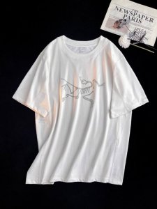 Arcteryx始祖鸟Envoy Arc'word 品牌 Logo徽标透气圆领宽松短袖T恤 男女同款 这款Einvoy采用柔软 重磅的240Gsm 面料 融合舒