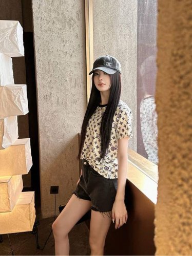 616#P80 lou* V*｜2025新品圆领印花短袖 胸前以绘画风格勾勒老花图案 童趣十足 打造甜美可爱的个性风格 充满创意 品牌高级设计感拉满 单穿内搭都