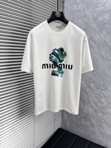 miu 2025春夏新款首发专柜最新款短袖圆领T恤 高端订制 设计前卫时尚 品牌Logo重工艺设计 高端定制双丝光面料.手感柔软.穿着舒适.专柜级别精致车线.做