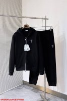 上衣 P330 裤子 P260 K653 Brburberry马术骑士徽标棉质拉链连帽衫 面料选择采用轻盈翻面绒棉质面料，一面光滑的棉质表面，一面经过起绒处理，