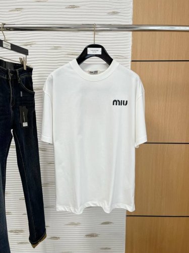 Muimui春夏新款首发专柜最新款短袖圆领T恤 高端订制 设计前卫时尚！品牌Logo重工艺设计 高端定制230克面料.手感柔软.穿着舒适.专柜级别精致车线.颜色
