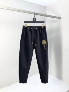 范思哲 2025夏季新款休闲裤！官网同步发售。品牌经典Logo休闲裤，定制面料，舒适度极好，手触感： 烈。辦识度极高，完美品相工艺。尺码：M-3Xl