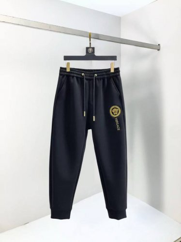 范思哲 2025夏季新款休闲裤！官网同步发售。品牌经典Logo休闲裤，定制面料，舒适度极好，手触感： 烈。辦识度极高，完美品相工艺。尺码：M-3Xl