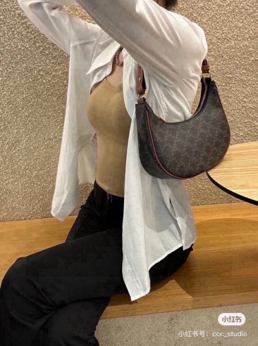 celine 断货王 Ava腋下包，火到不行的爆款！ Lisa、李沁、宋祖儿、刘雯、宋妍霖等一众明星都在背。 弧形设计经典百搭，搭配Celine 老花，复古又时