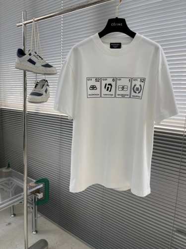 Balenciag 25Ss新款印花短T 此款，采用高克重，洗水面料，300克 工艺复杂，采用厚版数字工艺，叠加 添加个性色彩搭配 十足的造型搭配和彩色形成鲜明