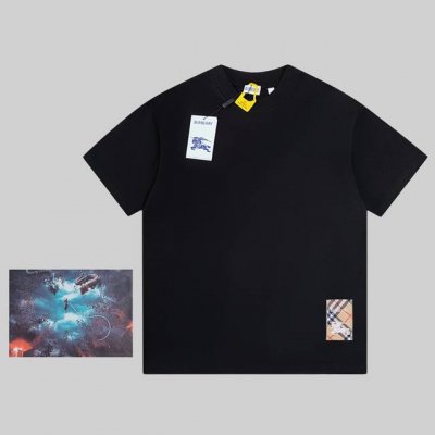 礼盒 Bur｜25Ss新款 格纹标签棉质 T 恤衫 码数Xs-S-M-L 男女同款 现货发售 T选用平织棉面料打造，呈现常规版型。采用圆领款式，饰牌贴花巧妙融合