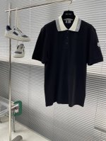 Mon 25Ss新款刺绣标识Polo衫 这款Polo衫采用棉质珠地面料制成，衣领饰有刺绣标识，袖子处饰有蒙家标识贴片，纽扣刻有蒙家英文字母，三标齐全，款式独特新
