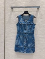 Fend* 2025Ss新款 高版出品~超时髦新款丹宁牛仔 酵洗个性色调上身又酷又飒爽 采用定制高品质斜纹棉质水洗牛仔面料，纹理细腻，棉感自然，既有筋骨感又不失