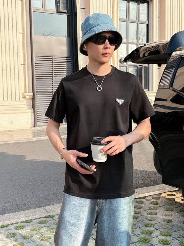 prad*普家 2025春夏新款男女同情侣款休闲宽松棉质圆领短袖T恤衫！贸易公司渠道稀出，同步官网发售 ！ 2025春夏最新系列，经典时尚设计元素，为全新系列注