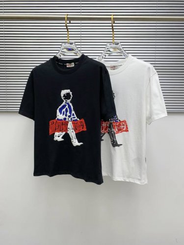 普拉达2025夏季新款短袖T恤 个性艺术系列全网独家首发 百搭款细节处理完美纯棉面料十分精致 原版面料 网红明星同款高版本 高品质手感非常舒服 时尚又个性 超级