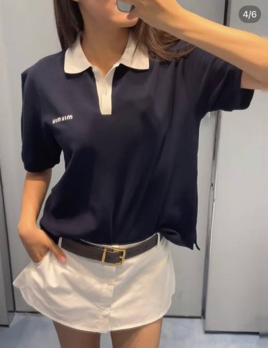 P220（上衣） miu24早春新款秀场同款Logo徽标Polo领长袖T恤 秒出街自带慵懒随性和活力感的一款Polo衫 领子一体缝盘工艺 舒适廓形包容性强 上身