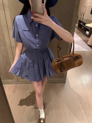 上新 Miumi* 缪缪 学院风减龄经典格子绣花短袖衬衣百褶裙套装 一套上身减龄又高级～ 颜色：蓝色 码数：Sml见尾图