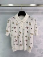小众*碎花刺绣上衣，官网同步原版开发～细腻针法绣出朵朵繁花，色彩斑斓间尽显温婉柔情。精选面料亲肤透气让每一次穿着都成为享受。独特设计，融合复古与现代美学，无论是