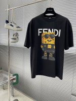 Fend 2025夏季最新款，专柜同步有售，原单狠货，时尚休闲圆领短袖T恤，上身很有特点！吸睛而有亮点，进口原版面料，顶级刺绣工艺字母图案装饰Logo，简单而不