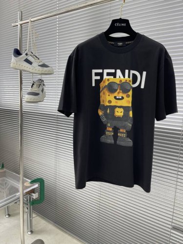 Fend 2025夏季最新款，专柜同步有售，原单狠货，时尚休闲圆领短袖T恤，上身很有特点！吸睛而有亮点，进口原版面料，顶级刺绣工艺字母图案装饰Logo，简单而不